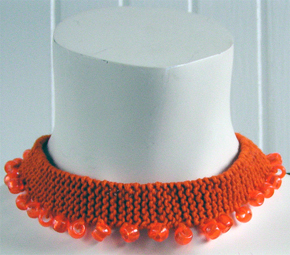 Stickat halsband  i modellen P�rla