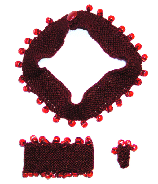 Stickat halsband, armband och ring i modellen P�rla