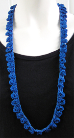 Stickat halsband i modellen Prick 