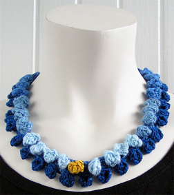 Stickat halsband i modellen Prick 