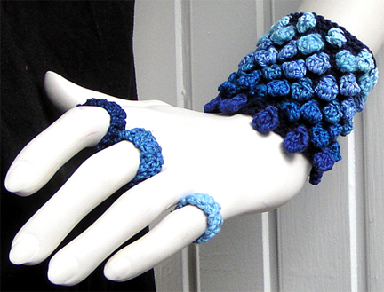 Stickat armband i modellen Prick med matchande ringar