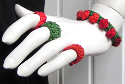 Stickat armband i modellen Prick med matchande ringar