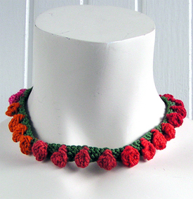 Stickat halsband i modellen Prick 