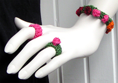 Stickat armband i modellen Prick med matchande ringar