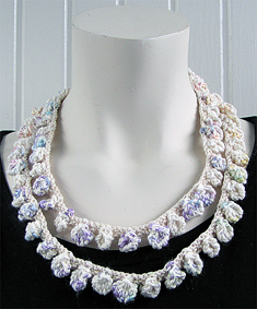 Stickat halsband i modellen Prick 