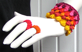 Stickat armband i modellen Prick med matchande ringar