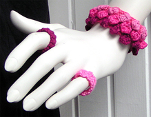 Stickat armband i modellen Prick med matchande ringar