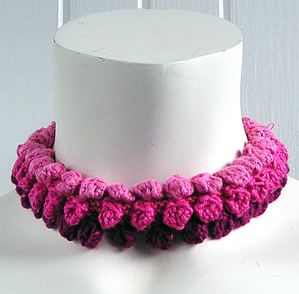 Stickat halsband i modellen Prick 