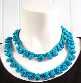 Stickat halsband i modellen Prick 