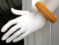 Stickat armband i modellen Rund 