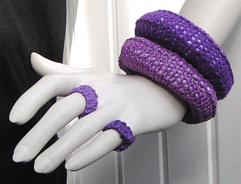 Stickat armband i modellen Rund med matchande ringar