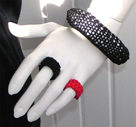 Stickat armband i modellen Rund med matchande ringar