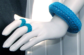 Stickat armband i modellen Rund med matchande ringar