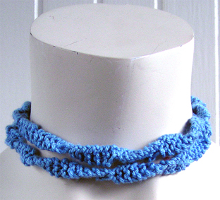 Stickat halsband i modellen Spiral