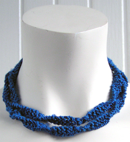 Stickat halsband i modellen Spiral