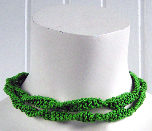Stickat halsband i modellen Spiral