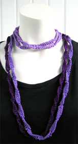 Stickat halsband i modellen Spiral
