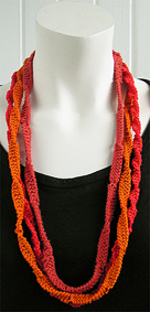 Stickat halsband i modellen Spiral