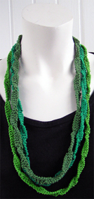 Stickat halsband i modellen Spiral