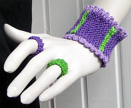 Stickat armband i modellen Udd med matchande ringar