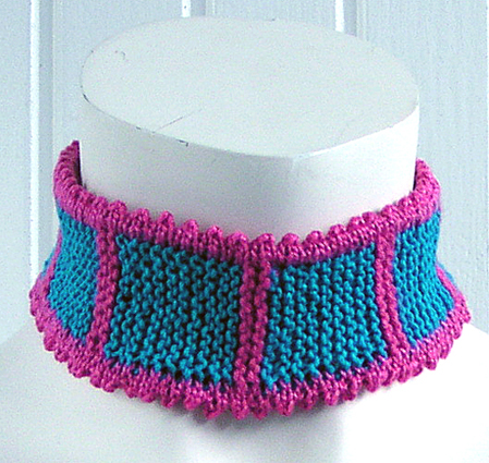 Stickat halsband i modellen Udd