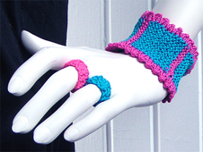 Stickat armband i modellen Udd med matchande ringar