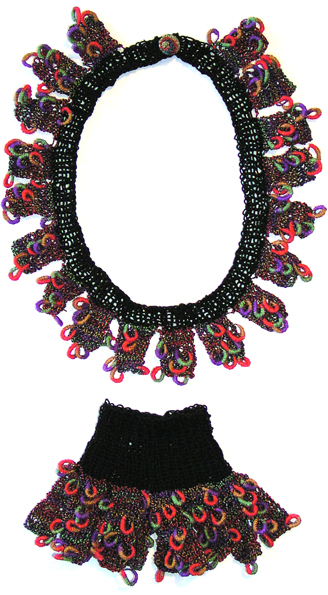 Stickat halsband och armband i modellen Unik