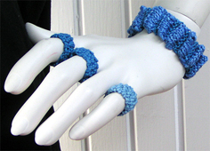 Stickat armband i modellen Veck med matchande ringar