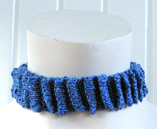 Stickat halsband i modellen Veck