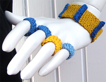 Stickat armband i modellen Veck med matchande ringar