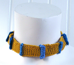 Stickat halsband i modellen Veck