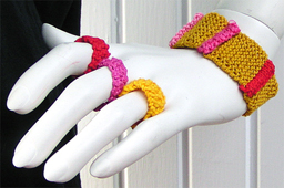 Stickat armband i modellen Veck med matchande ringar