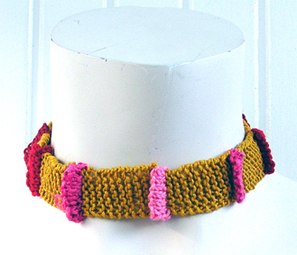 Stickat halsband i modellen Veck