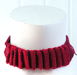 Stickat halsband i modellen Veck