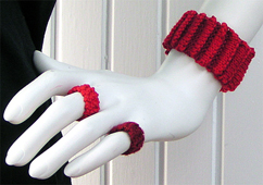 Stickat armband i modellen Veck med matchande ringar