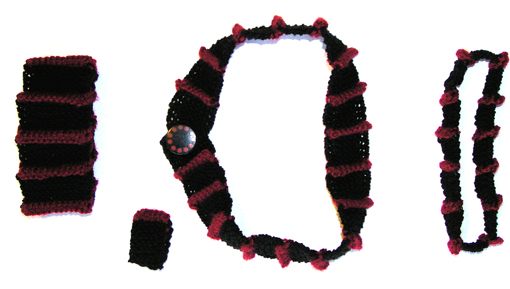 Stickat halsband, armband, vristband och ring i modellen Veck