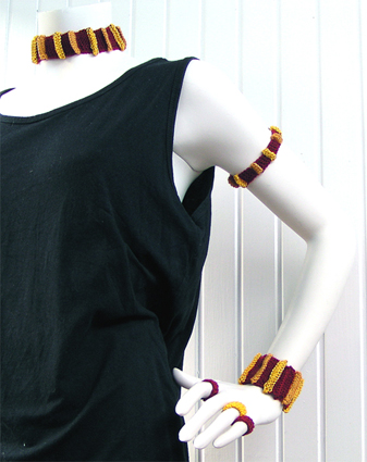 Stickat halsband och armband i modellen Veck