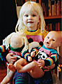 Bilden visar Mirjam och hennes dockor i tröjan Mirjam och Markus 