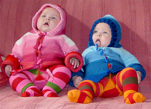 Sigrid i rosa och Tordis i bl� duffeltr�jan Olivia och Oliver