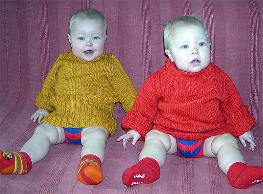 Tordis i gult och Sigrid i r�tt visar polotr�jan Lina och Linus