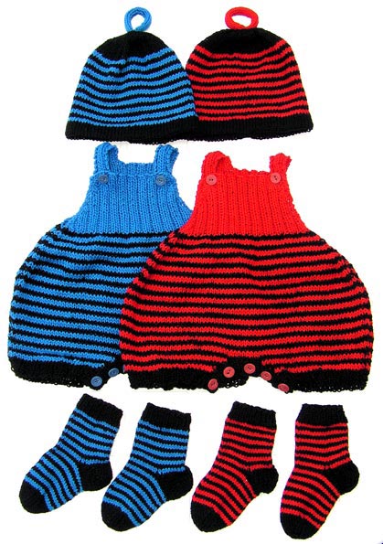 Stickade babybyxor med br�stlapp och h�ngslen. M�ssa och sockor h�r till.