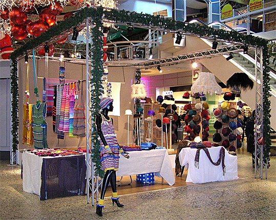 Julmarknaden i Nordstan nr jag delar scenen med tovade hattar.