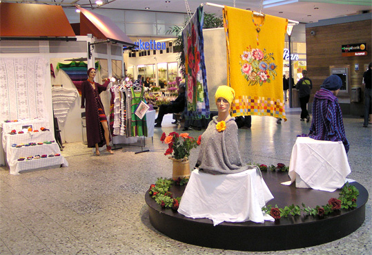 Sjalen Askungen med gul mssa Heidi och armband Blomma som brosch
