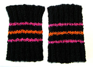 Korta raka resrstickade muddar i svart, rosa och orange.