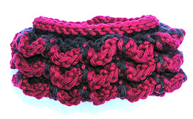 Armband med volanger i grtt och rtt.