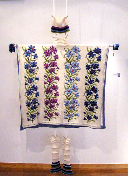 Ryggen p Susanna, poncho med "svampmssa", krage, armband och benvrmare.